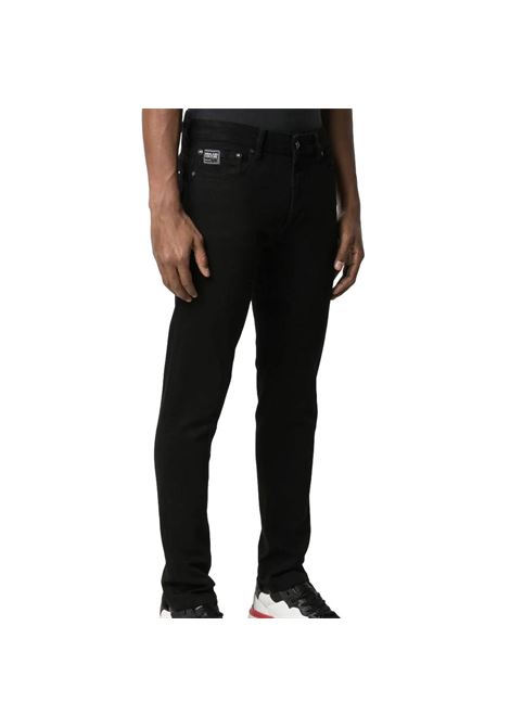 jeans slim fit con ricamo logo VERSACE JEANS COUTURE | Pantaloni | A2GWA0D4 60366899